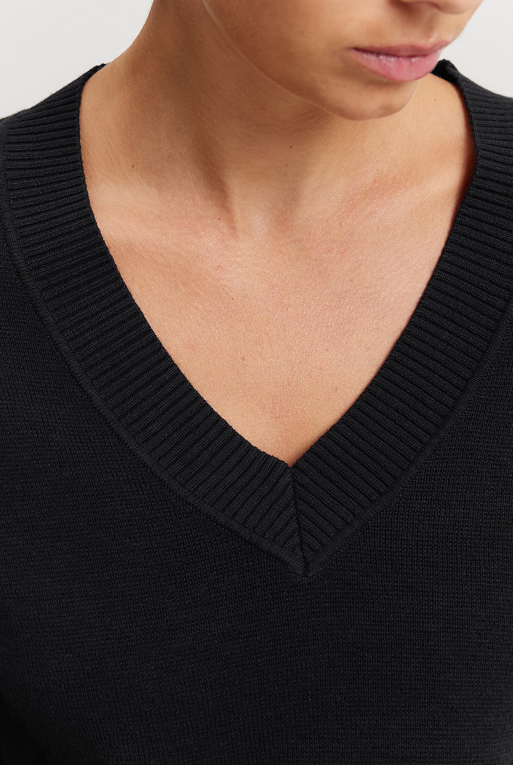 Organically Grown Cotton Linen V-Neck Knit