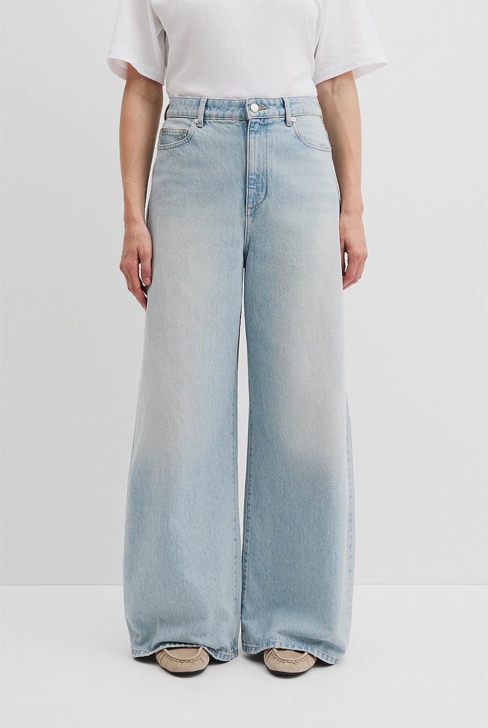 Curved Wide Leg Jean