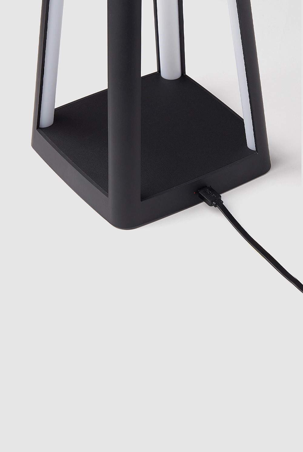 Lantern Portable Lamp With Built-in Wireless Charger - Black