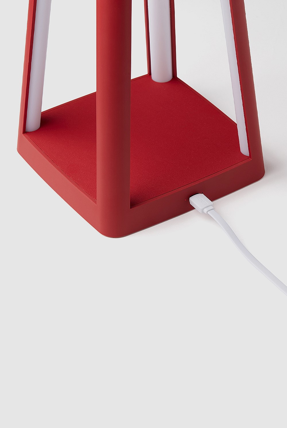 Lantern Portable Lamp With Built-in Wireless Charger - Red