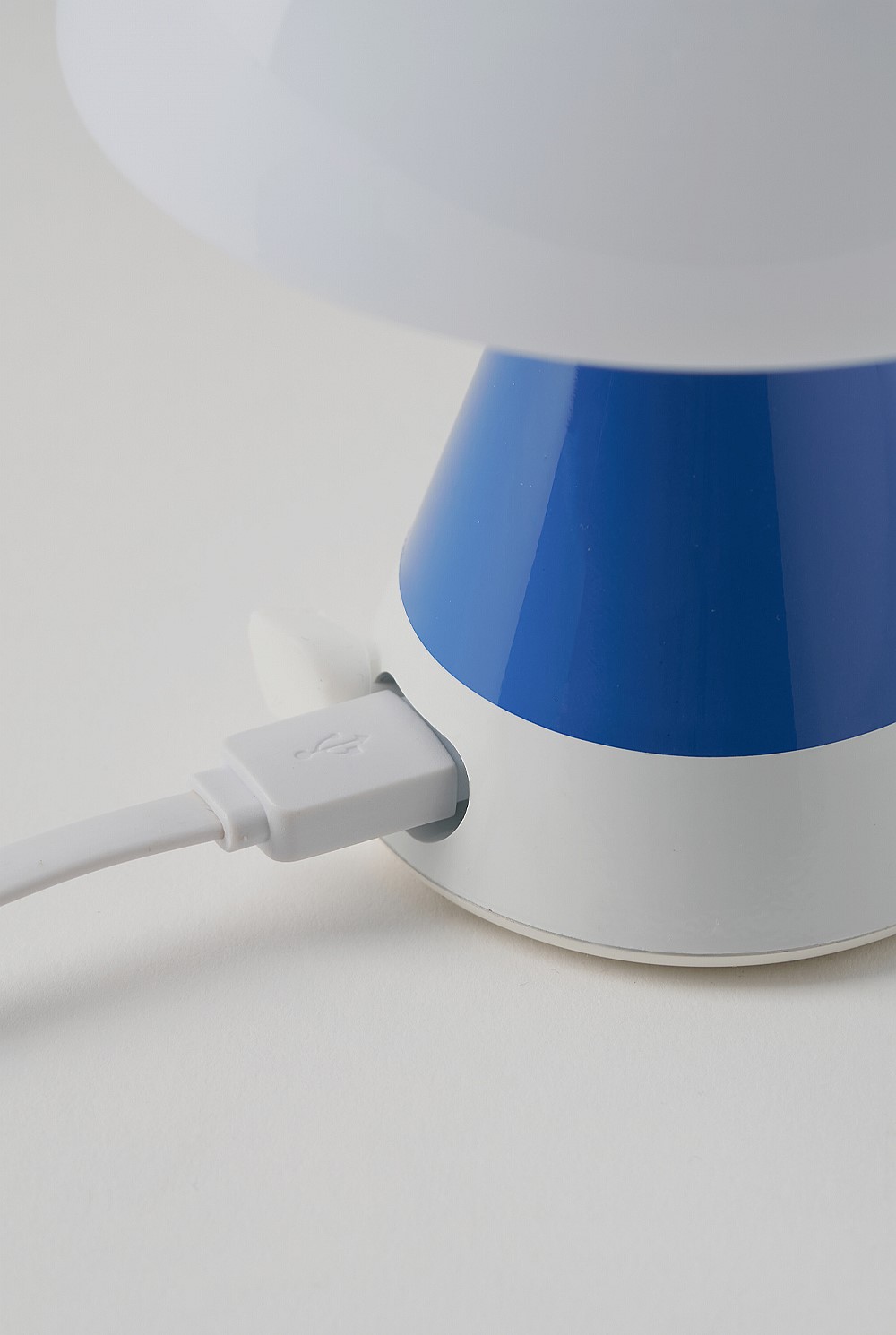 Mina M Medium Portable Led Lamp Pantone - Classic Blue
