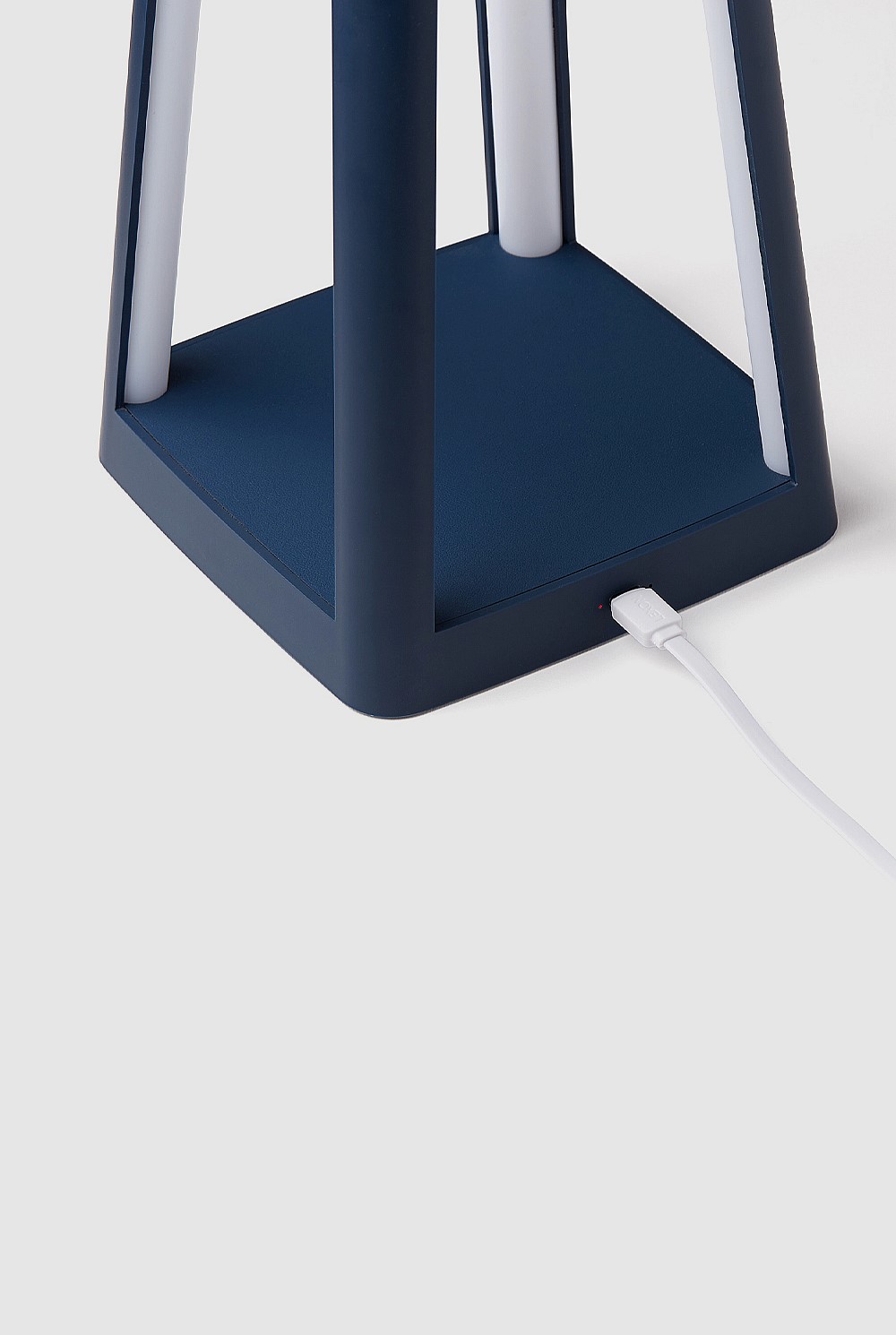 Lantern Portable Lamp With Built-in Wireless Charger - Blue