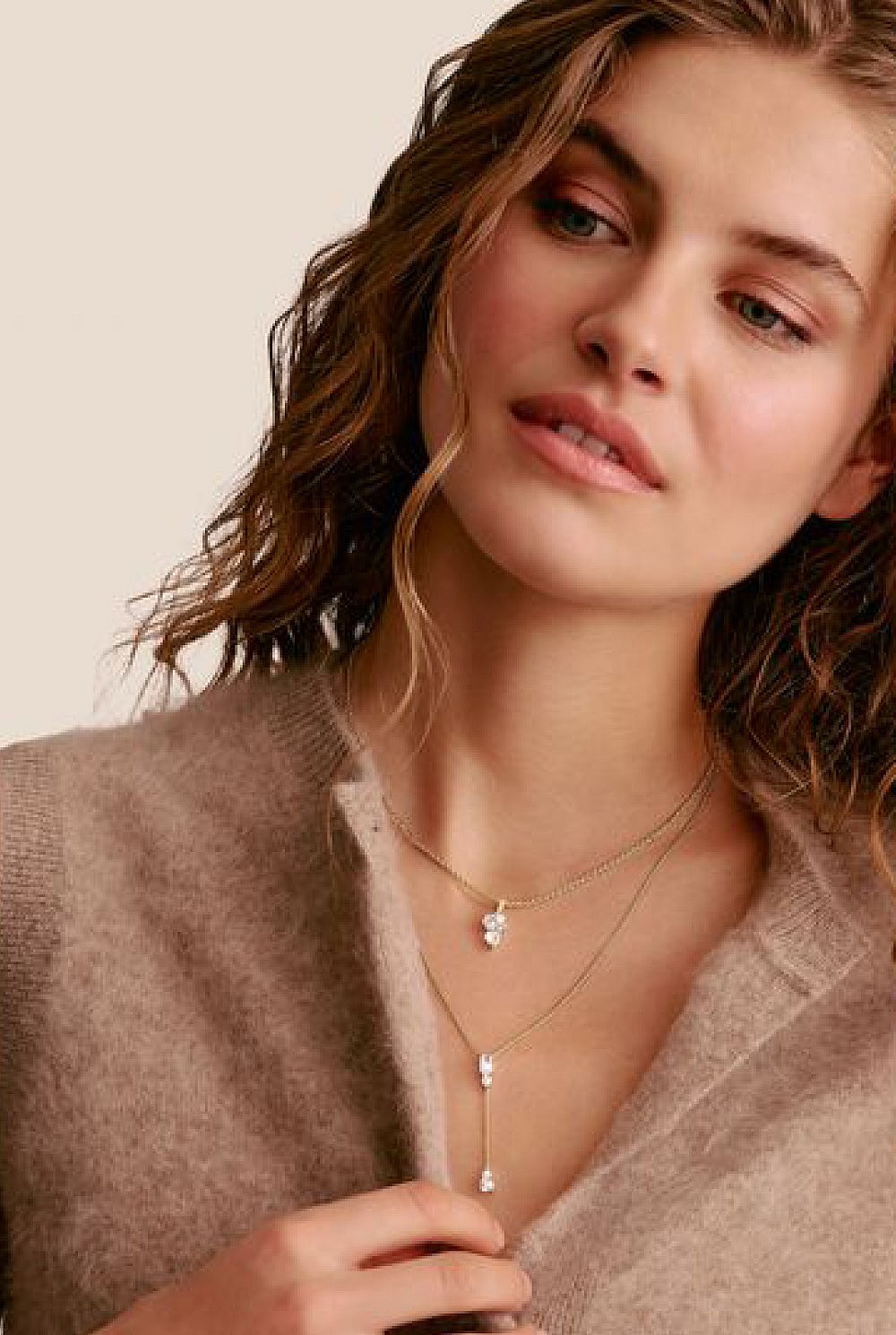 Bold Y Chain With Stones In Gold